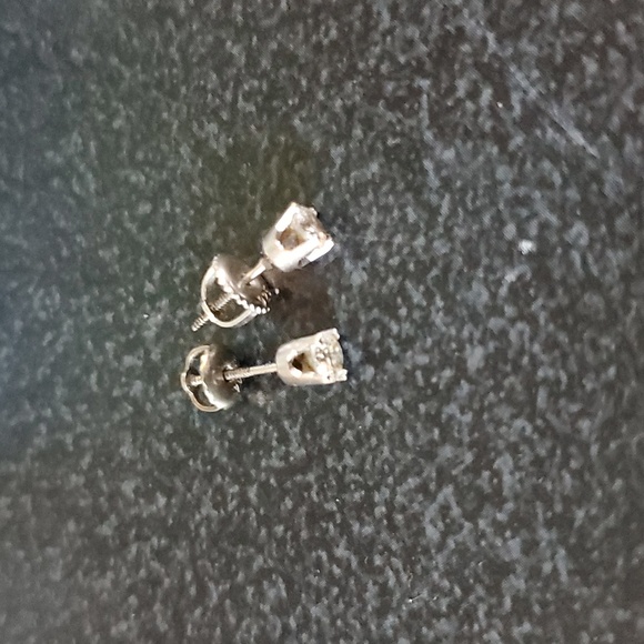 Jewelry - 14k White Gold Real Diamond Earrings. SALE WONT LAST LONG‼️